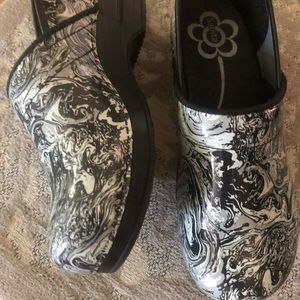Sanita nursing clogs. Size 41= 10 women’s